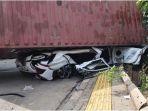 truk-kontainer-menimpa-mobil-avanza12.jpg