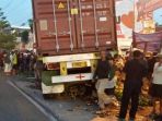 truk-kontainer-menyeruduk-banyak-kendaraan_20170518_115638.jpg