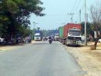 truk-kontainer-pt-rapp-dicekal-warga_20150728_123014.jpg