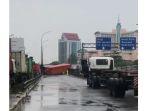 truk-kontainer-terguling-di-layang-grogol.jpg
