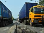 truk-peti-kemas_20160801_091349.jpg