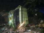 truk-tabrak-kendaraan-bermotor-di-pinggir-jalan.jpg