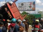 truk-tabrak-mobil-dan-motor_20180320_143554.jpg
