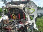 truk-tabrak-mobil-parkir-di-manado.jpg
