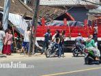 truk-tabrak-warung-rujak.jpg