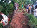 truk-tangki-bbm-pertamina-terguling-masuk-jurang_20160422_120945.jpg