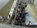 truk-terbalik-di-jembatan-babat-lamongan_20180417_122743.jpg