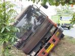 truk-terbalik_20150825_173105.jpg