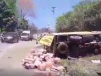 truk-terguling-di-tanjakan-emen.jpg