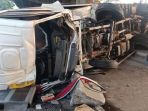 truk-terguling-karena-menabrak-separator-busway_20181004_110811.jpg