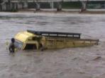 truk-terjebak-banjir_20141205_113914.jpg