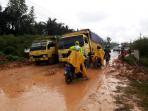 truk-terjebak-di-jalan-yang-putus_20160224_114144.jpg