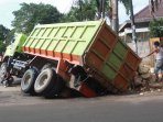 truk-terperosok-di-menteng_20150213_212153.jpg