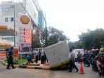 truk-terperosok-di-pasar-minggu.jpg