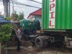 Diduga Ngantuk, Sopir Truk Trailer di Jalur Pantura Indramayu Tabrak Mobil dan Warung
