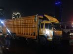 truk-tronton-kuning-b-9009-gzm-dan-satu-mobil-toyota-calya-b-1671-eoy_20171013_195820.jpg