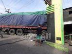 truk-tronton-sasak-bangunan-di-jalan-roomo.jpg