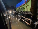 truk-truk-pengangkut-tanah-parkir-memenuhi-jalan-tanjung-pasir.jpg