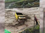 truk-yang-terseret-arus-banjir-lahar-dingin-gunung-semeru.jpg