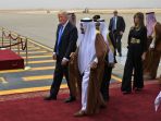 trump-dan-istrinya-melania-trump-akhirnya-menjejakkan-kaki-di-arab-saudi_20170520_154701.jpg