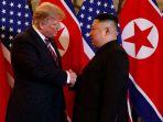 trump-dan-kim-di-hanoi.jpg