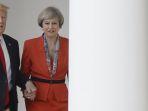 trump-memegang-tangan-theresa-saat-berjalan-melalui-barisan-tiang.jpg