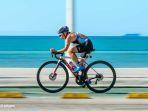 tsudoi-miyazaki-atlet-triatlon-asal-jepang-saat-bersepeda.jpg