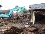 tsunami-terjang-pantai-carita-dan-tanjung-lesung_20181223_203119.jpg