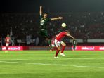 tuan-rumah-bali-united-digasak-persebaya-surabaya-2-5_20181119_005259.jpg