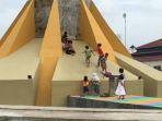 tugu-perjuangan-kuala-tungkal-jadi-perosotan-anak-anak.jpg