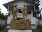tugu-pers-mendur-minahasa-sulut_20150530_191331.jpg
