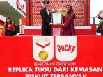 tugu-replika-dengan-kemasan-biskuit-terbanyak-raih-rekor-muri.jpg