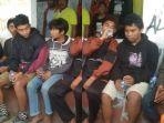 tujuh-remaja-tersesat.jpg