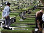 tukang-bersih-makam-jelang-bulan-suci-ramadan-1443h_20220328_141121.jpg