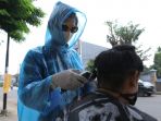 tukang-cukur-keliling-gunakan-baju-apd_20200413_101415.jpg