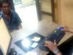 tukang-tambal-ban-disiram-air-keras_20161017_142322.jpg