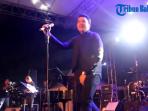 tulus-hipnotis-penonton-bali-jazz-festival-2015_20150318_004256.jpg