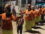 tumbambataq-tarian-dayak-wehea-saat-menyambut-panen-padi_20150626_211415.jpg