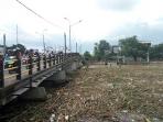 tumpukan-sampah-di-bawah-jembatan-sungai-martapura_20160512_124633.jpg
