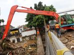 tumpukan-sampah-di-kampung-melayu_20180207_165106.jpg