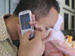 tuna-netra-menelepon-menggunakan-telepon-genggam_20150921_201212.jpg