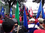 tuntut-ump-rp-38-juta-buruh-unjuk-rasa-di-balai-kota-dki_20161012_143929.jpg