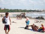 turis-asing-di-pantai-kuta_20141221_153212.jpg