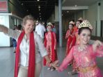 turis-diajak-menari_20161226_211250.jpg