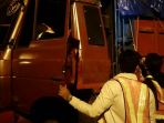 turun-dari-kapal-truk-dari-surabaya-digeledah-tim-interdiksi_20161125_145359.jpg