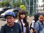 tuty-suratinah-bersama-eva-bellisima-saat-tiba-di-lp-cipinang.jpg