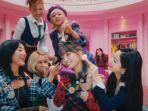 twice-dalam-video-klip-the-feels.jpg
