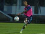 tyronne-del-pino-persib-lapangan-sidolig.jpg