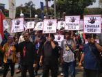 u-berunjuk-rasa-di-depan-kement.jpg