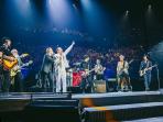 u2-dan-eagles-of-death-metal_20151209_184703.jpg